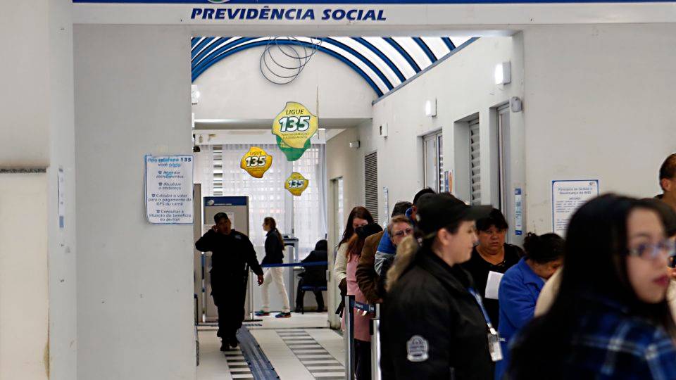Força-tarefa do INSS vai começar a atuar em abril; meta é encerrar a fila até outubro.