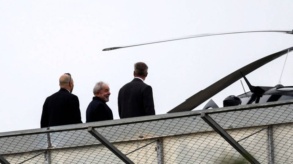Lula será transferido de Curitiba para São Paulo O ex-presidente Lula se encaminha para helicóptero na Superintendência da PF em Curitiba em foto de março de 2019, quando o ex-presidente foi ao velório de um neto.