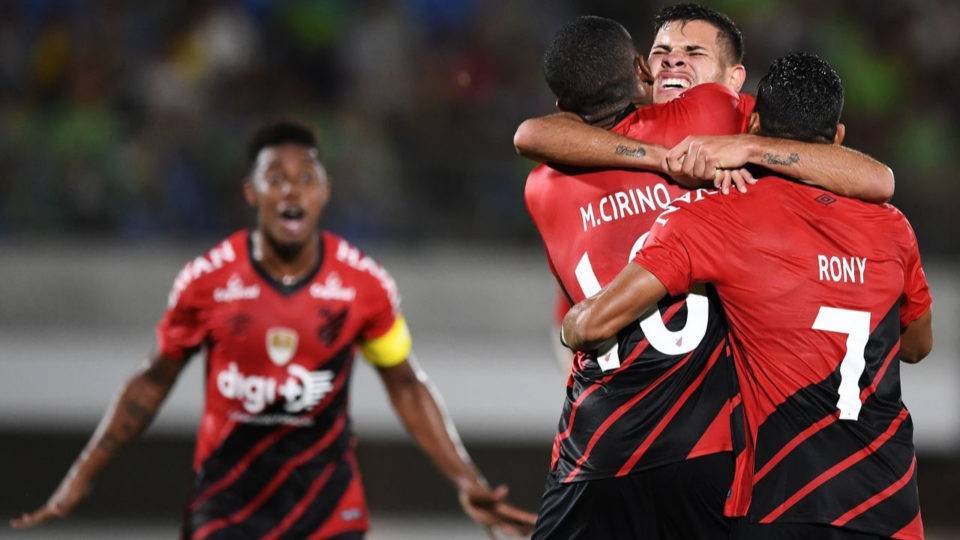 Athletico vence primeira taça intercontinental e iguala feito de River Plate e Internacional Bruno Guimarães abraça Marcelo Cirino em conquista do Athletico no Japão