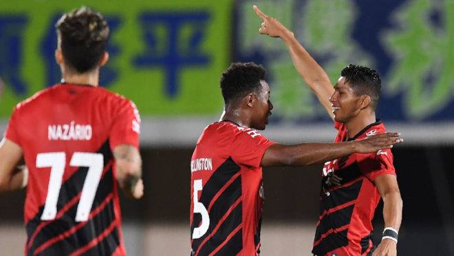 Rony comemora gol no Japão ao lado de Wellington