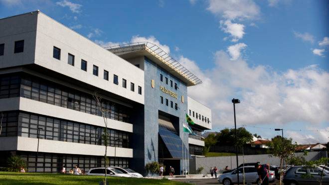Fachada da sede da Superintendência da Polícia Federal do Paraná em Curitiba.