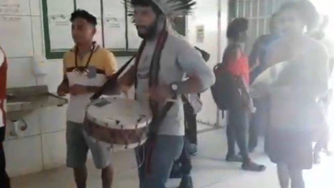 Incomodados, estudantes contra a ocupação se organizam em repúdio ao DCE.