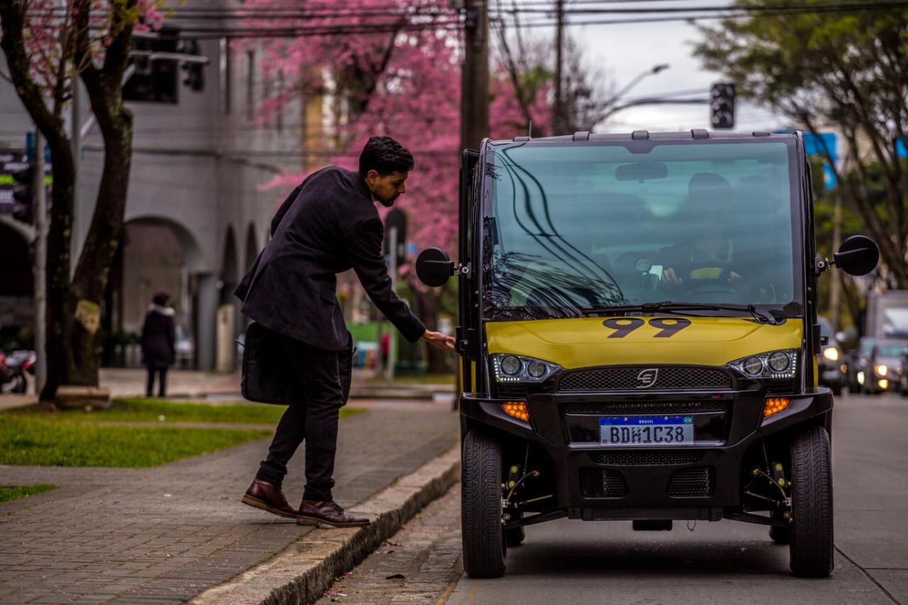 Passageiro entrando em carro elétrico da HiTech
