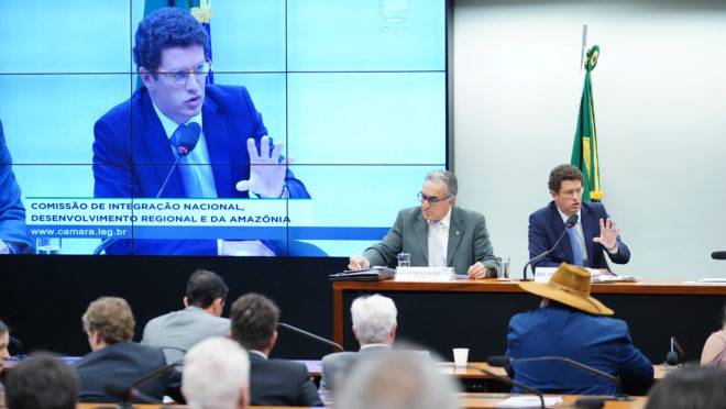 O ministro do Meio Ambiente, Ricardo Salles (à direita), em audiência na Câmara sobre o Fundo Amazônia. Ao lado dele, o deputado Edmilson Rodrigues (PSol-PA).