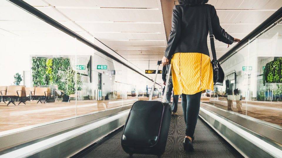 Como aproveitar melhor as milhas para viajar quase de graça pelo mundo Mulher no aeroporto