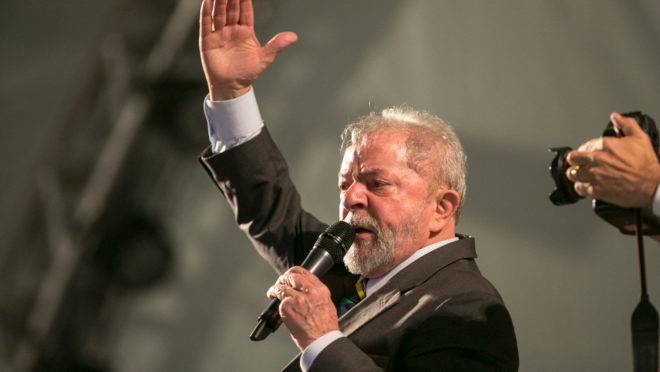 O ex-presidente Lula, em evento na Praça Santos Andrade, em Curitiba, no ano de 2017.