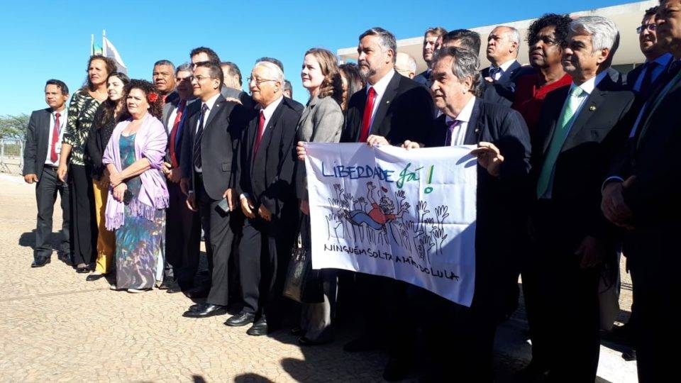 Deputados de 11 partidos abandonam votação da Previdência e marcham ao STF stf marcha lula