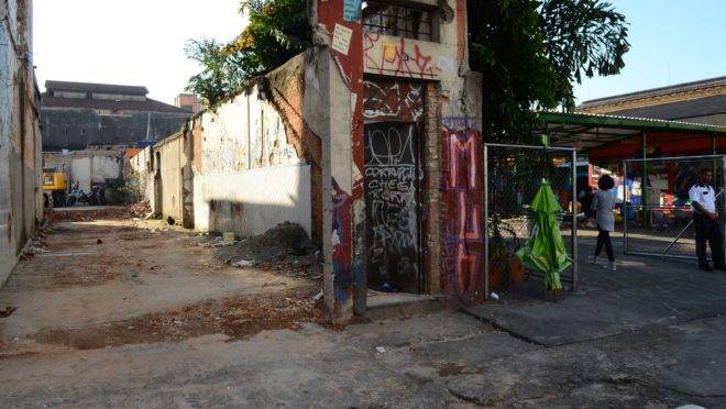 Foto da demolição de prédios na região próxima à praça Julio Prestes, conhecida como Cracolândia, em 2017.