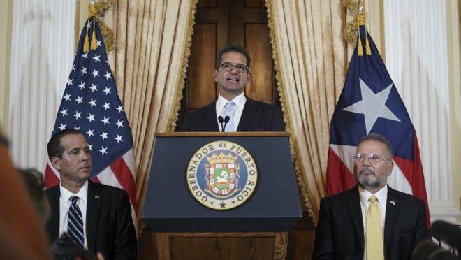 Pedro Pierluisi em coletiva de imprensa após tomar posse como governador de Porto Rico, no dia 2 de agosto, em San Juan. A Suprema Corte de Porto Rico rejeitou a posse de Pierluisi como governador, reabrindo a crise política no território