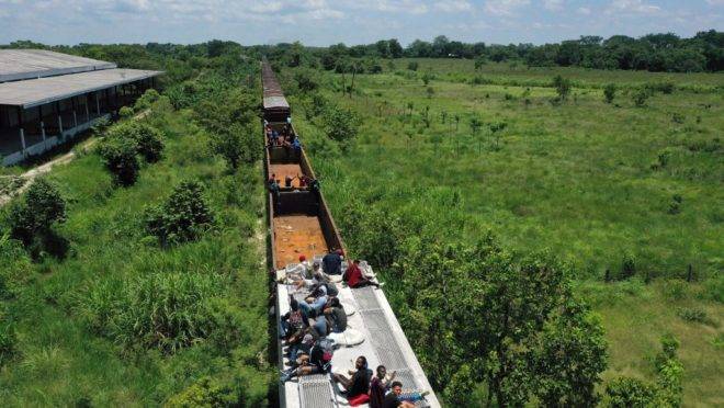 Migrantes em um trem conhecido como "The Beast" (A Fera) em Palenque, no estado mexicano de Chiapas, em 25 de julho de 2019. O cruzamento de fronteira ilegal por hondurenhos, salvadorenhos e guatemaltecos aumentou significativamente desde outubro, mas controles migratórios adiam o "Sonho Americano" de famílias de migrantes