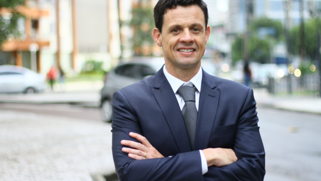 Leonardo Pissetti é presidente da ADEMI-PR. Os dados da associação mostram que a cidade tem pouco mais de 5,5 mil apartamentos disponíveis, ante uma demanda que gira em torno de 20 mil unidades por ano.