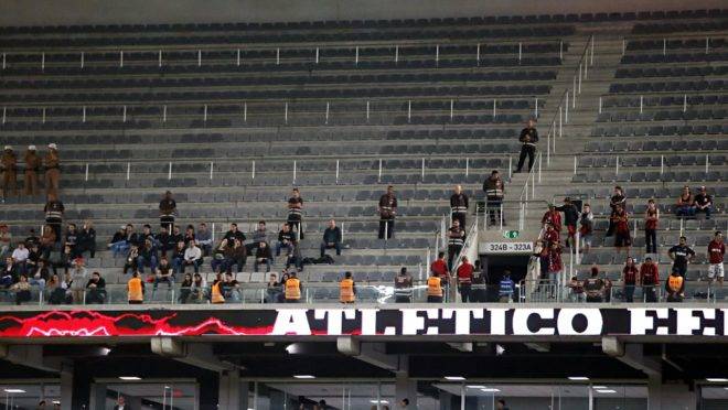 Com "torcida humana", Athletico, que só cresce no campo, ficou menor na arquibancada