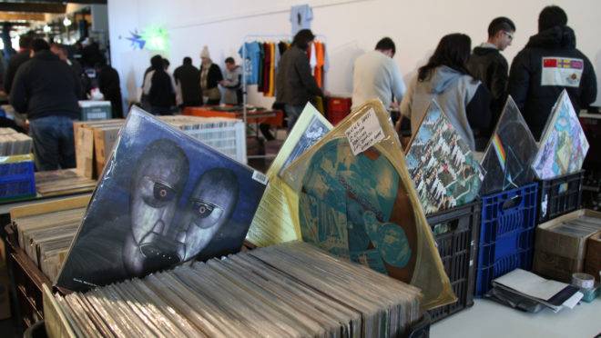 O Pátio da Capela Santa Maria recebe a Feira de Discos neste sábado (10) com produtos entre R$ 10 e R$ 100.