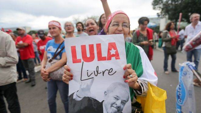 Brasília - Manifestantes a favor de Lula protestam na Esplanada dos Ministérios