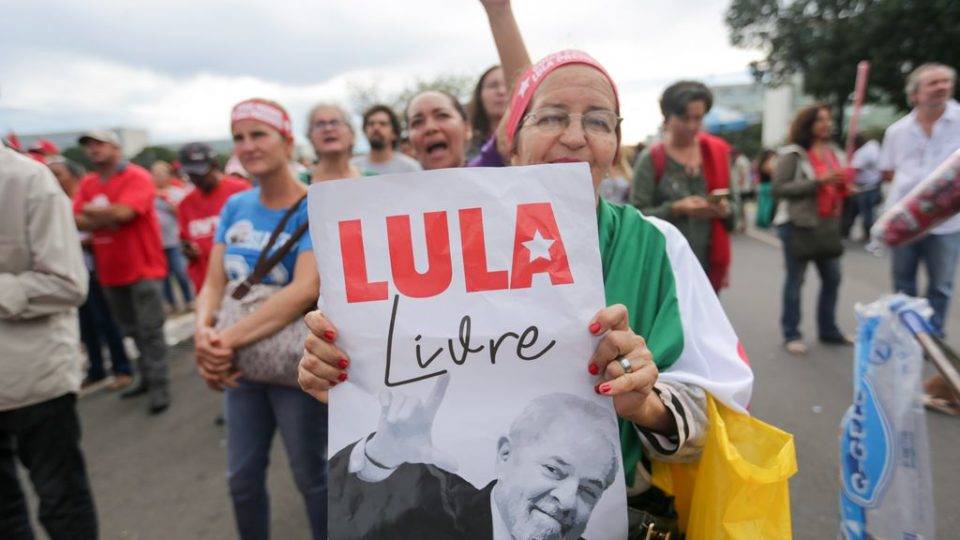 No STF, Lula tem prioridade sobre quem está morrendo sem remédios. E não adianta reclamar Brasília - Manifestantes a favor de Lula protestam na Esplanada dos Ministérios