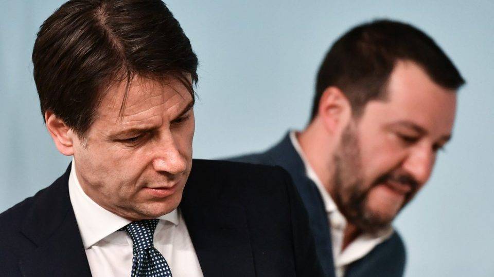 Primeiro-ministro da Itália anuncia renúncia O primeiro-ministro da Itália, Giuseppe Conte (à esquerda) e o ministro do Interior Matteo Salvini em coletiva de imprensa em Roma, em 14 de janeiro de 2019. Salvini defendeu nesta quinta-feira (8) a antecipação das eleições nacionais na Itália