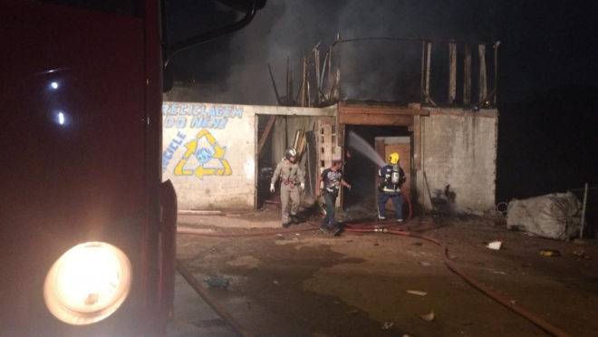 Grande quantidade de material inflamável no barracão prejudicou o trabalho dos bombeiros no incêndio na Vila Torres.