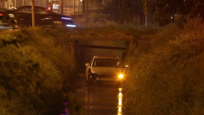 Carro em que estava a grávida caiu em um córrego.
