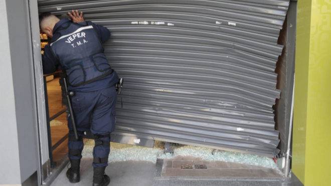 Ladrões quebraram a porta da loja de perfumes dando marcha ré no carro.