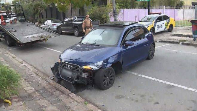 Após atingir carros estacionados, motoristas tentou registra boletim de ocorrência do roubo do próprio veículo.