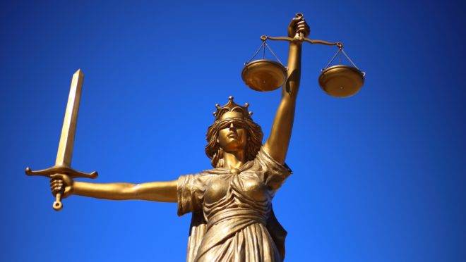 Proibição de publicidade para advogados no Brasil é prejudicial tanto para os profissionais quanto para o consumidor. PEC de Paulo Guedes pode mudar isso.