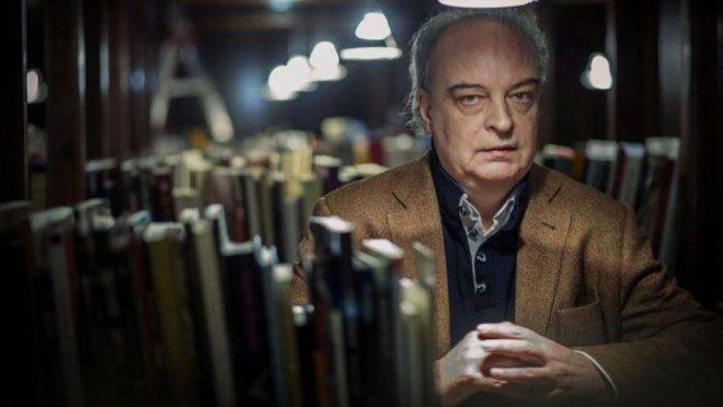 Protagonista de livro mais recente de Vila-Matas no Brasil é homem minúsculo que registra em diário obsessão em reescrever livro de vizinho.