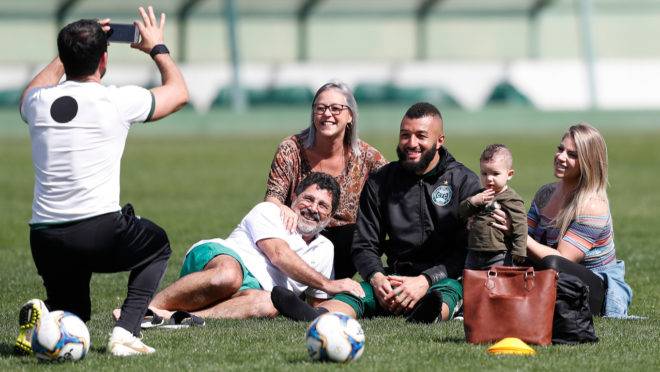 Jogadores do Coritiba tiveram homenagem surpresa de Dia dos Pais no Couto Pereira
