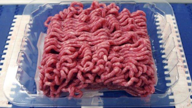 Carne moída aguardando para ser empacotada em processadora de carne da Califórnia (EUA). A Tyson Foods estuda aumentar a participação de robôs em suas linhas de produção