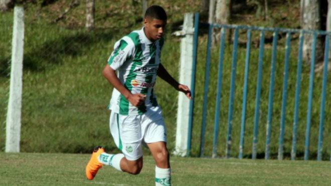 Zagueiro João Pedro fechou com o Athletico