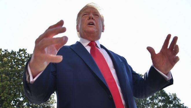 O presidente dos Estados Unidos, Donald Trump, fala com jornalistas no gramado da Casa Branca, Washington, 9 de agosto de 2019