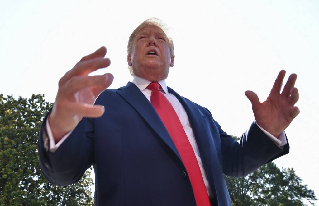 O presidente dos Estados Unidos, Donald Trump, fala com jornalistas no gramado da Casa Branca, Washington, 9 de agosto de 2019