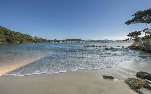 A Praia da Sepultura é um paraíso que integra as 39 praias do município de Bombinhas. Foto: Letícia Akemi/Gazeta do Povo
