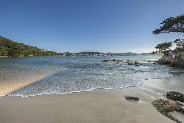 Praia da Sepultura: por que você deve conhecer esse paraíso escondido no litoral de SC A Praia da Sepultura é um paraíso que integra as 39 praias do município de Bombinhas. Foto: Letícia Akemi/Gazeta do Povo