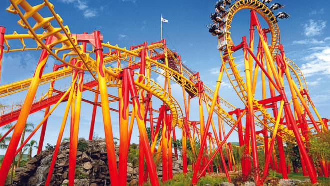 Montanha-russa Fire Whip, no Beto Carrero World, em Penha