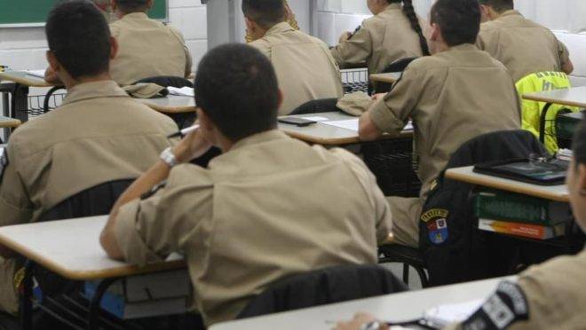 Alunos do curso de oficiais da Polícia Militar do Paraná recebem bolsa durante a formação.
