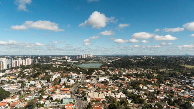 Curitiba é a quarta cidade mais procurada por turistas brasileiros e estrangeiros, segundo levantamento.