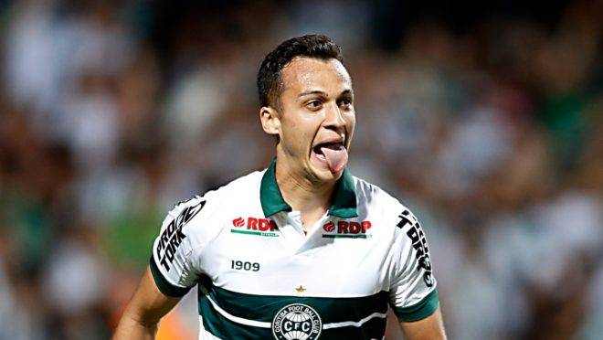 Juan Alano dita o ritmo do Coritiba na vitória diante do Figueirense. Foto Albari Rosa