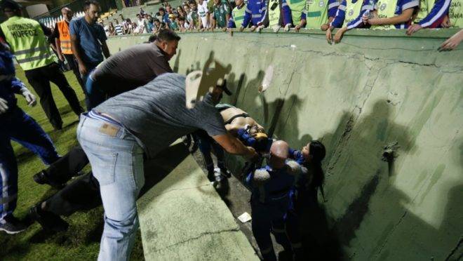 Foto: Torcedor é retirado do fosso do Couto pelos socorristas. Foto: Albari Rosa/ Gazeta do Povo