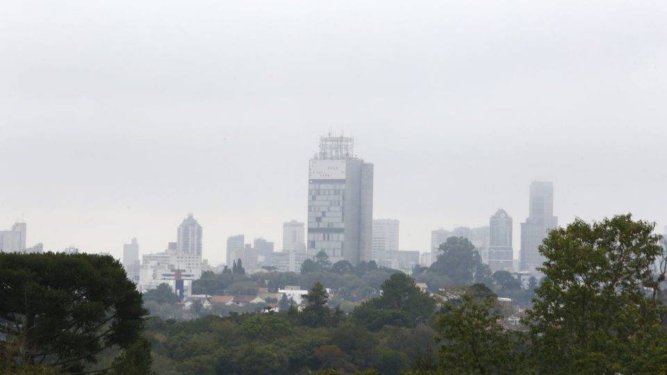 Semana começa com calor, mas frio intenso volta logo a Curitiba curitiba tempo nublado