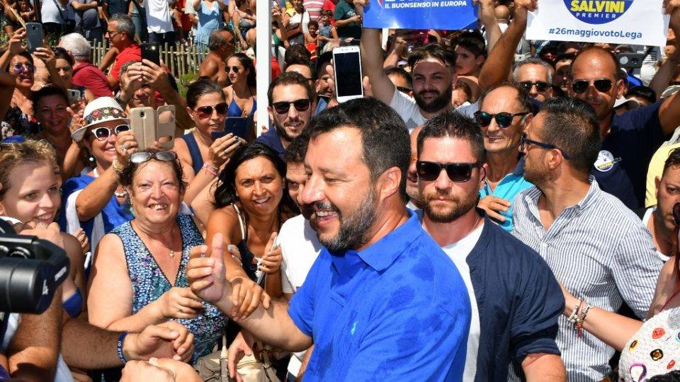Salvini é o político mais poderoso da Itália. Por que ele está tentando derrubar o governo? O ministro do Interior e vice-premiê da Itália, Matteo Salvini, com apoiadores durante a sua campanha eleitoral "Turnê de Verão na Itália", em Policoro, sul da Itália, 10 de agosto de 2019