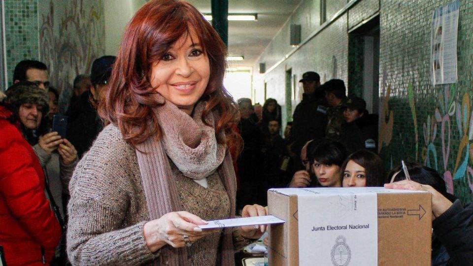 Ex-presidente da Argentina e candidata à vice-presidente Cristina Kirchner, do partido de oposição Frente de Todos, vota nas eleições primárias em Rio Gallegos, província de Santa Cruz, 11 de agosto de 2019