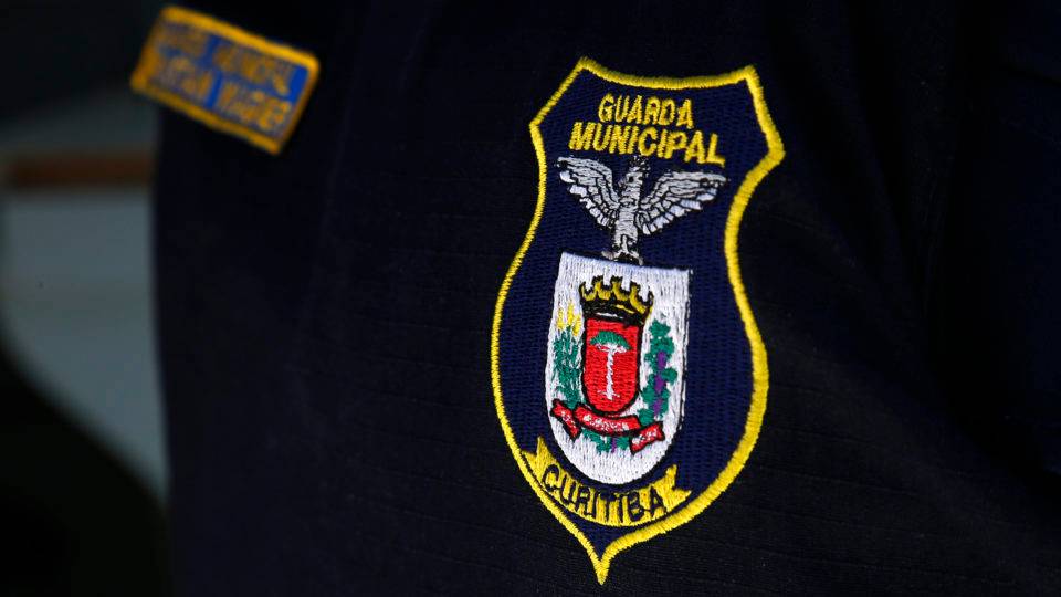 Guarda pega carona de moto