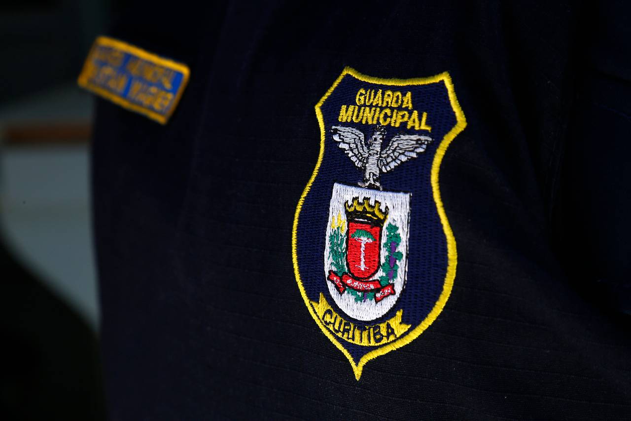 Guarda pega carona de moto