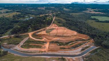 Obras da barragem no Rio Miringuava.