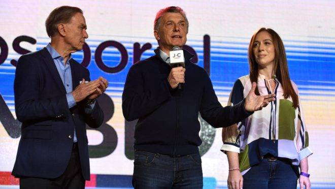 Presidente e candidato Maurício Macri, ao centro, ao lado da governadora de Buenos Aires, Maria Eugênia Vidal e do candidato à vice-presidência Miguel Pichetto