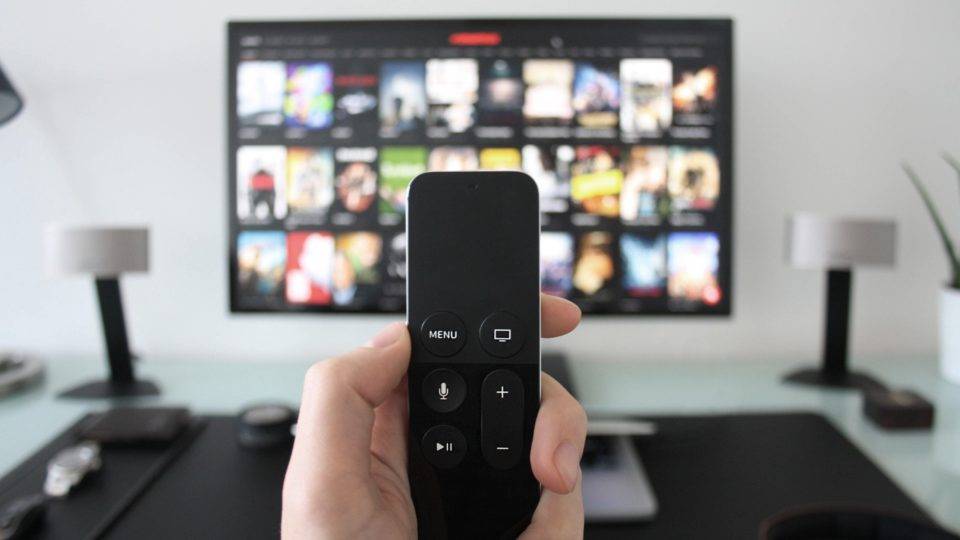 Lei sancionada por Dilma impede maior streaming da história de vir ao Brasil Lei da “propriedade cruzada”, considerada obsoleta pela própria ANATEL, prejudica consumidores e causa demissões em massa.