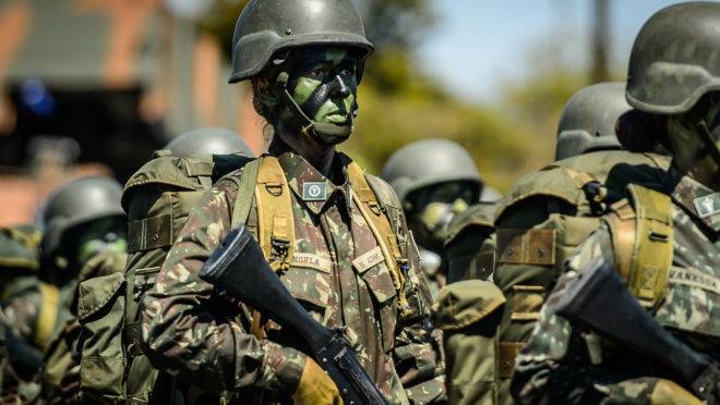 Tropa de militares camuflados.