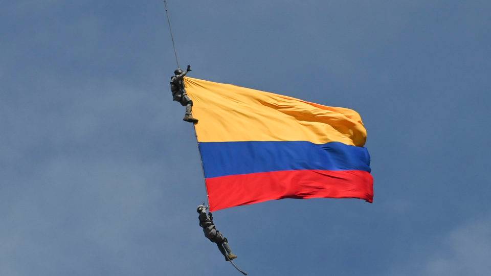 Soldados colombianos morrem ao cair de helicóptero em show aéreo Os membros da Força Aérea Jesus Mosquera e Sebastian Gamboa estavam pendurados em um helicóptero quando a corda de rompeu e ambos caíram