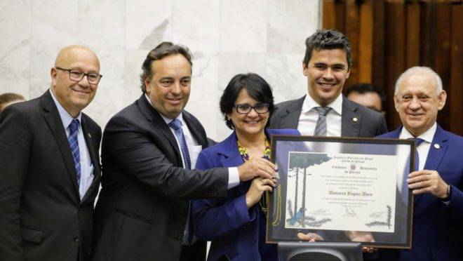 A ministra dos Direitos Humanos, Damares Alves, esteve em Curitiba nesta segunda (12).
