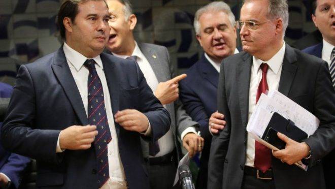 O presidente da Câmara, Rodrigo Maia, acompanhado de líderes partidários, durante coletiva sobre a reforma da Previdência. Ao lado de Maia, o deputado Samuel Moreira, relator da proposta.
